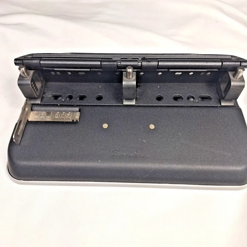 Swingline ACCO HEAVY DUTY 3-hole Punch 24 Page Capacity Model 74150 Sturdy Offic